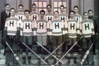 Dylan Francis (front row, second from left) in a Toronto Humberside Collegiate hockey team photo